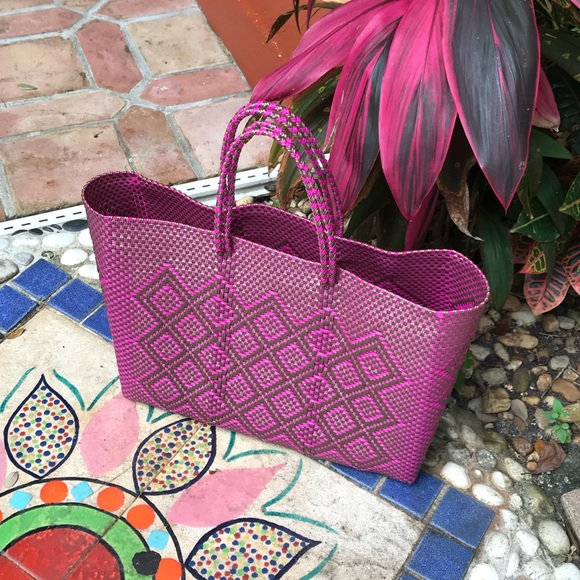 NWOT HANDWOVEN & SUSTAINABLE OVERSIZED TOTE BAG IN PINK & GOLD, MADE IN MEXICO - Picture 4 of 9